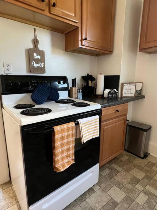 The Purple Door Apt In The Heart Of Radford City Екстер'єр фото